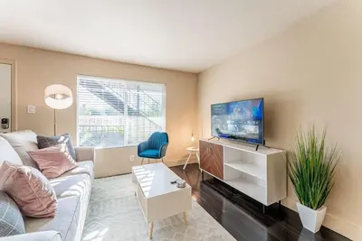 Image de Charming 2br king beds suite next to Downtown