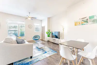 Image de Comfy 2br king suite, fast WiFi, 8 min to Downtown