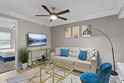 Image de Comfy 1br suite w/ fast WiFi + king bed + pool