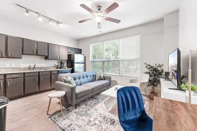 Image de Comfy SoCo 1br King Suite w/ GymPickleballLaundry