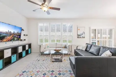 Image de Close to CotA & Downtown | Spacious & Cozy | 4br