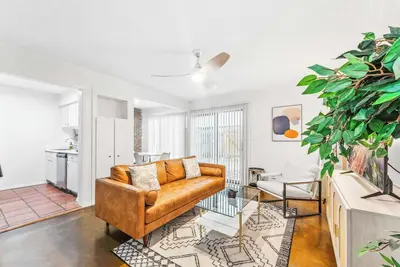 Image de Prime SoCo cozy 1br king suite w/ pool, parking