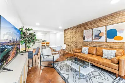 Image de Prime SoCo bright 2br king suite w/ pool, parking