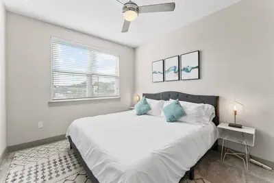 Image de Chic 1br king suite close to Downtown w/ fast WiFi