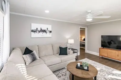 Stylish & Comfy ~ 5★ Location near Downtown ~ Backyard ~ Updated