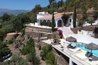 Sea & mountain views - 8 persons - private pool - air conditioning.