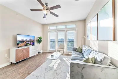 Image de Top Floor SoCo 2br King Suite | 8 mins to Downtown