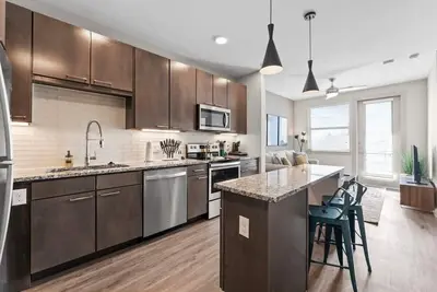 Image de Fun king 1br suite close to Downtown w/ gym