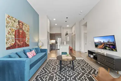 Image de Grand 1br luxe suite close to Downtown w/ fast WiFi