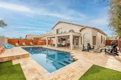 Image de Desert View near lakes, baseball, golf & trail, heatedˇ pool + main floor king