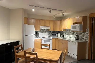 Image de Charming, Cozy 2br for 8 - Balcony Bbq Gym Hot Tub - Quiet and convenient