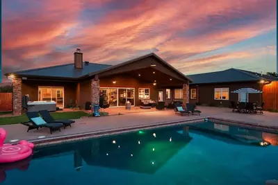Image de Dive Into Adventure, Large Luxury Family Home in Kanab with Pool, Slide, Hot Tub, Near Zion and Bryce!