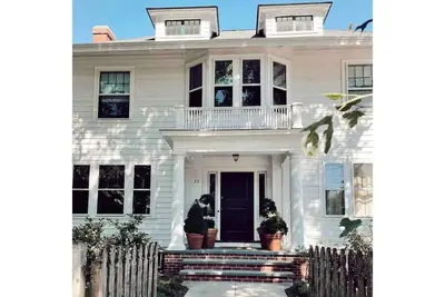 Image de Step into History, Stay Close to Downtown!