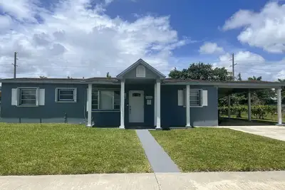 Image de Charming Home With Comfortable Bedrooms And All The Comforts Of Home!