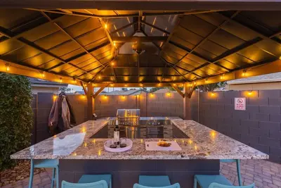 Image de Upscale Home~Pergola/ Built in Bbq! ~Resort~Backyard~Heated Pool