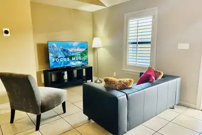 Image de Luxe Living Apartment- 2 bed/1 bath - 5 Stars