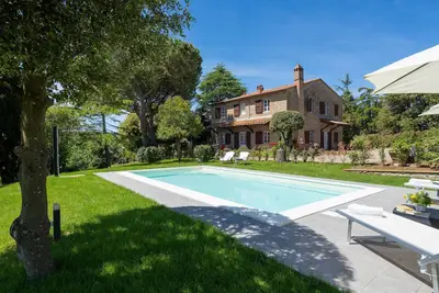 Image de Villa à Gambassi avec piscine, A/C, village et restaurant à distance de marche.