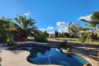 Image de Great home on the Golf Course with a Beautiful Pool! + Super Location