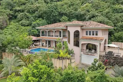 Image de Huge Villa - Secluded Setting - Tons of Amenities
