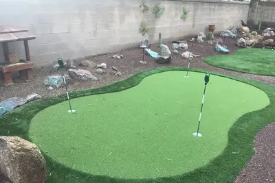 Image de Beautiful back yard with new hot tub, gas fire pit and beautiful water feature.