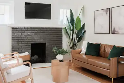 Image de Stylish Family/Pet Friendly Cottage in Coveted Clark Park with Fenced In Yard