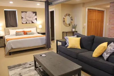 Image de 131 Cedar 5 · Luxury Studio with Full Kitchen in Downtown Kalamazoo