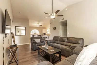 Image de Peoria Home with 2 Car Garage! High Speed Internet