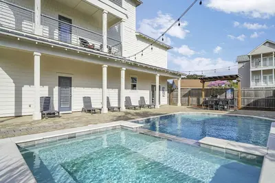 Image de Private Beach Access, Pool and Hot Tub!