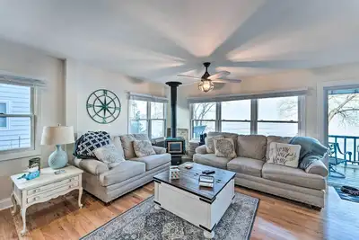 Image de Lakefront Home w/ Gorgeous Sunsets, Kayaks, & Pier