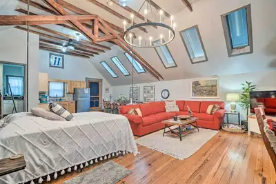 Image de Pet-Friendly Loft Vacation Rental w/ Fire Pit!