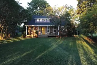 Image de Gatekeeper’s Cottage at Chinaberry Grove. .