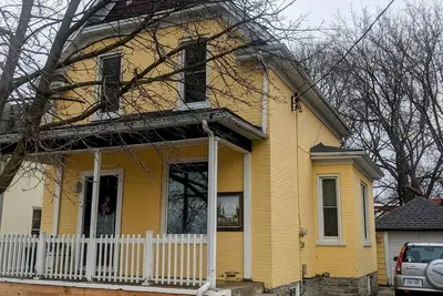 Image de Cute yellow house on Peter