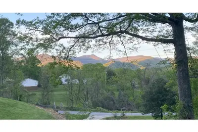 Image de Blue Ridge Mountain Cottage close to everything Asheville has to offer.