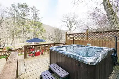Image de Beautiful 3bdrm Cabin°Hot Tub°Balcony°Parking°
