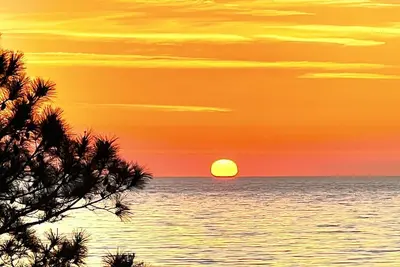 Image de Great sunrise view from dining area and decks. Easy beach access.