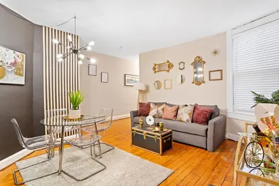 Charming 4 bed/Wine/Parking/1000sqft/Mins to Dwntwn!