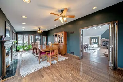 Image de Upscale, 4 Fireplaces, Fire Pit & Pool Access