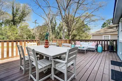 Image de Dilworth Cottage - Walk to Panthers Stadium and Uptown Attractions! Fire Pit, Bbq, & Pet Friendly!