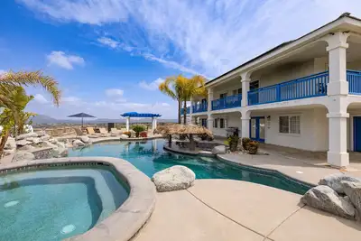 Image de Le Grand Bleu by AvantStay | Luxury Hilltop Estate