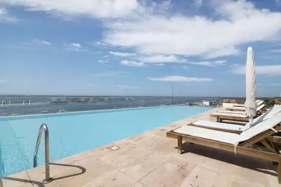 Appartement \"Mare Nostrum\" avec vue sur la mer, piscine partagée et Wi-Fi.