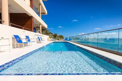 Image de SeaDreams #8: Oceanfront Condos Near West Bay Beach w/ Jacuzzi, Pool + Rooftop Lounge