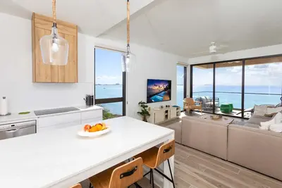 Image de SeaDreams #5: Modern Condo w/Communal Pool, Hot Tub, and Rooftop Lounge