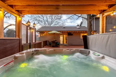 Image de Amenity-Rich Fun Cabin~HotTub*GameRm*20-min to Ski