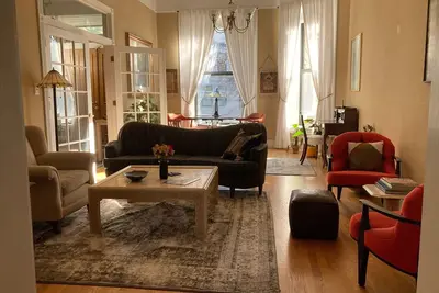 Image de Large historic home minutes from downtown Chicago and the lakefront.