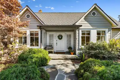 Image de Beautiful 5 bedroom home just steps from the beach
