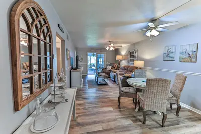 Image de Beautiful 2 Bed 2 Bath Condo. Pool, Golf