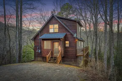 Secluded Cabin: Mountains, Hot Tub, Wi-fi, Firepit