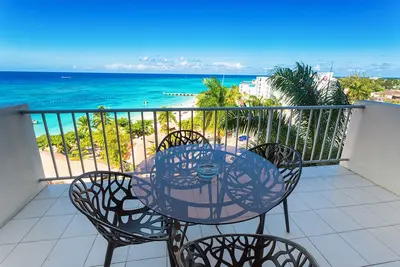 Ocean View Modern Studio Central Location WiFi