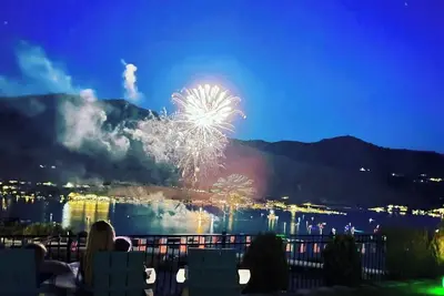 Image de 30-day rental. Modern Golf Course Farmhouse with overlooking City/Lake Views