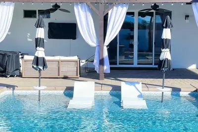 Image de Resort style home with private saltwater pool and spa!